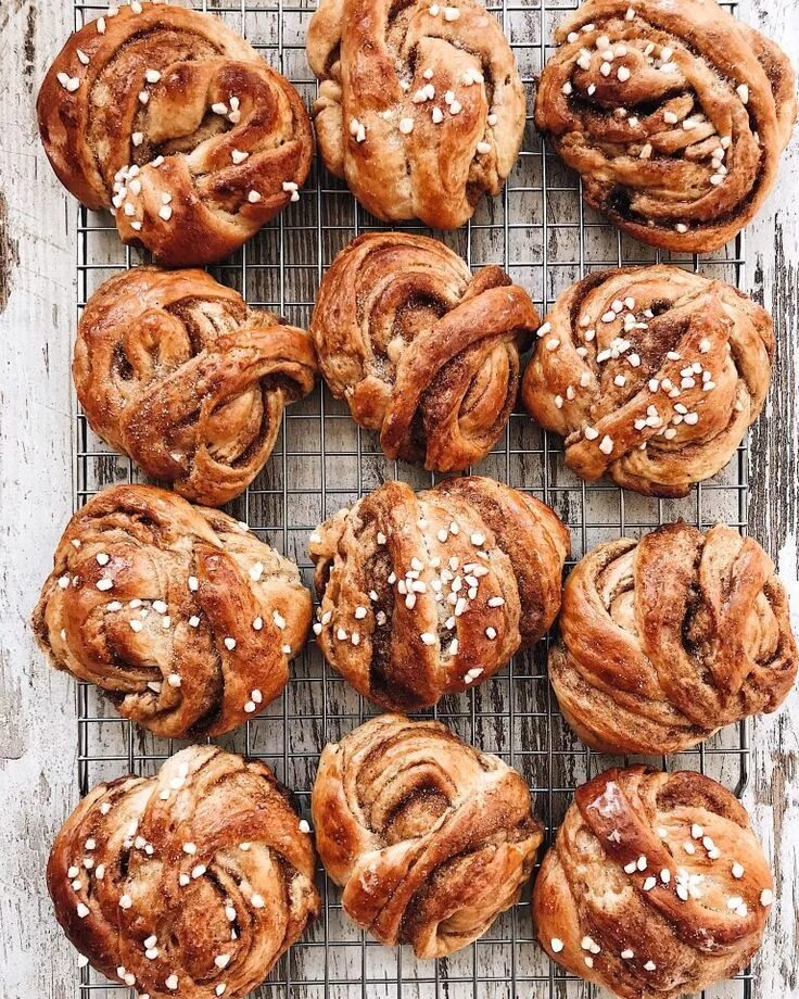 Sweet buns. Выпечка с кардамоном. Sweet bun. Cardamom buns. Кардамон булочка внутри.