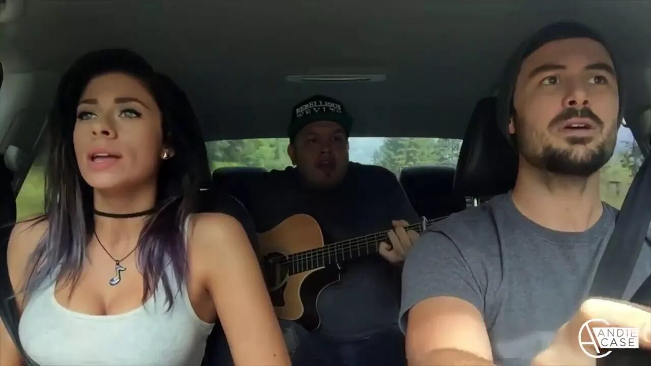 Включи видео песню машины песни. Энди кейс певица. Девушка поет в машине. Парни поют в машине. Парень и девушка поют в машине.