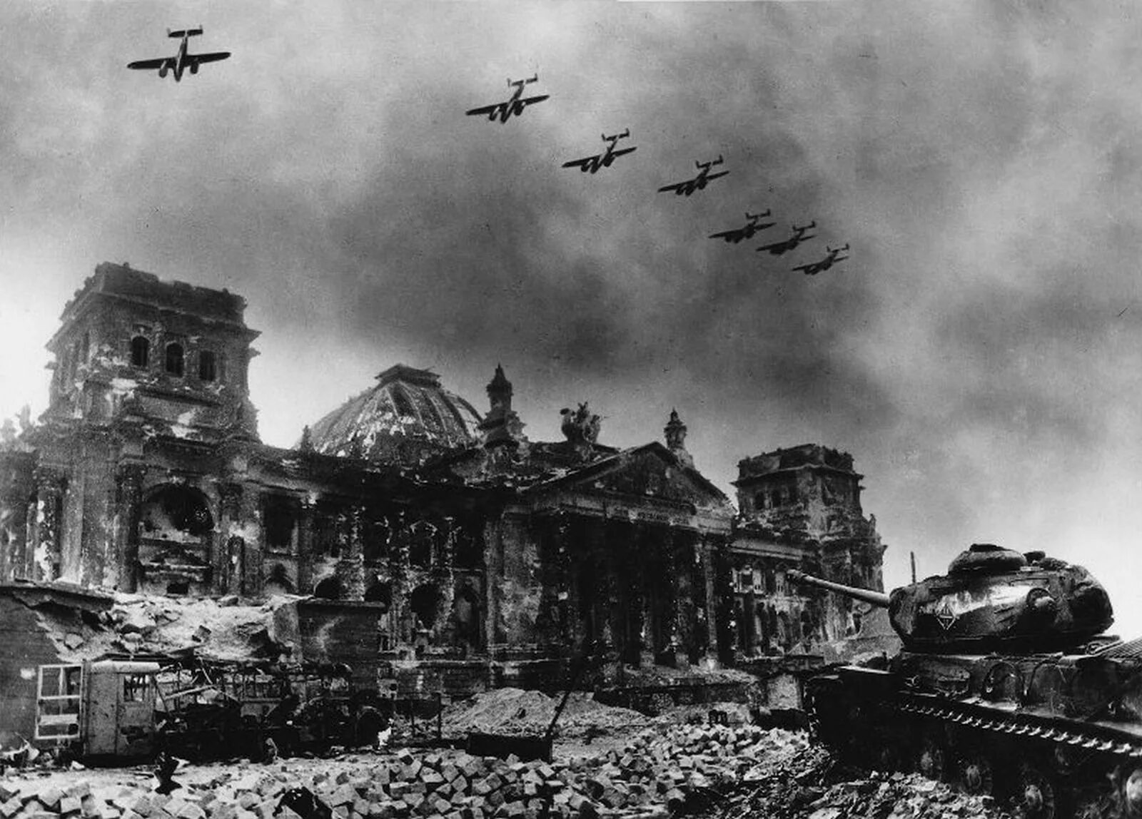 Второй день войны 1941. Штурм Рейхстага 1945. Рейхстаг в Берлине 1945. Штурм Берлина Рейхстаг.