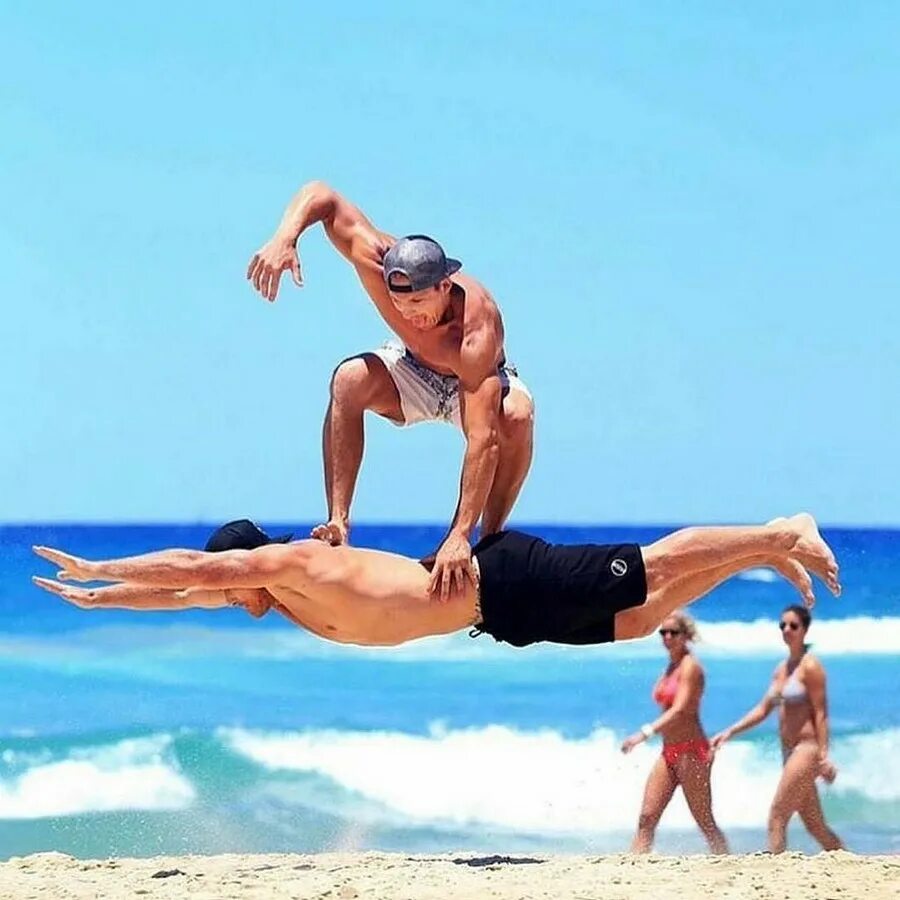 Подборка. Смешные ситуации летом. Ржачные картинки 2 человек. Гимнасты на пляже смешные. Смешно с гимнастами на море.