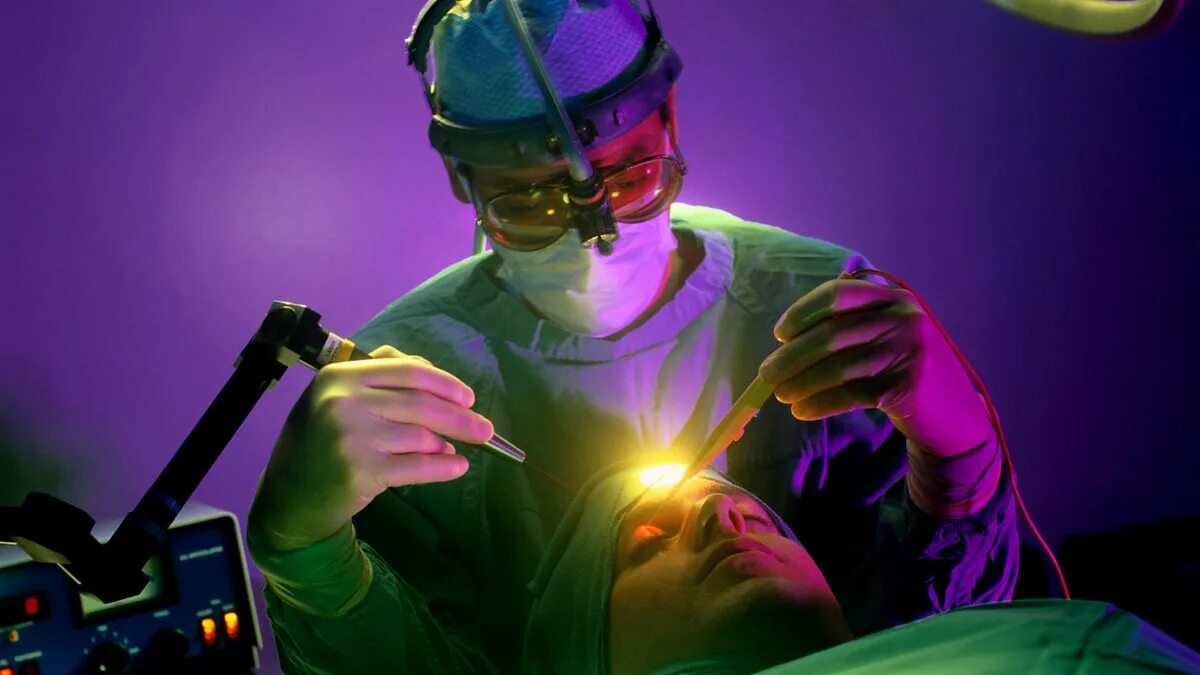 Широко используют в медицине. Лазер в медицине в хирургии. Лазерный скальпель в хирургии.