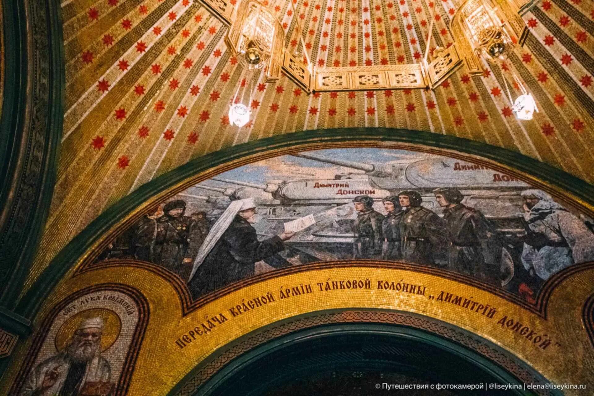 Иконы над москвой. Фреска с танками в церкви. Храм вс РФ фрески. Главный храм Вооружённых сил мозаика на стенах. Мозаика в храме Вооруженных сил.