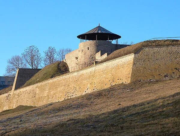 Сколько бастионов было в крепости оренбурге. Нарвский замок и Бастионы. Бастион Кристервал Нарва. Нарва вид с бастиона. Нарва прогулка.