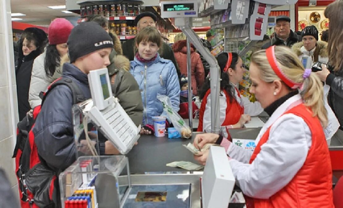 Подросток в магазине на кассе. Касса школьника. Покупатель на кассе. Ребенок в магазине на кассе.