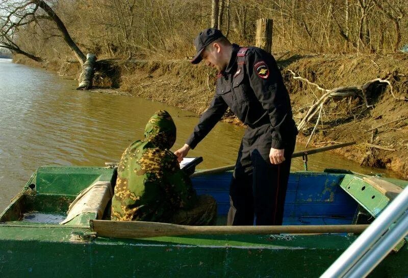 Штраф за ловлю сетями. Лодка рыбнадзора. Запрет на рыбалку. Отлов рыбы. Запрещенное рыболовство.