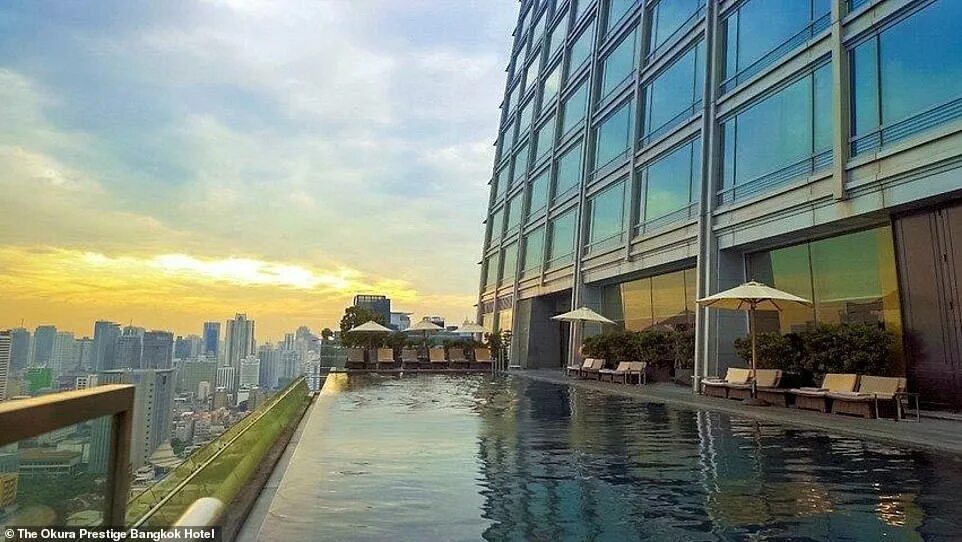 Бассейн в бангкоке. Окура Престиж Бангкок. Okura Prestige Bangkok бассейн. Таиланд город Бангкок отель с бассейном на крыше. Бассейн на 17 этаже Бангкок.