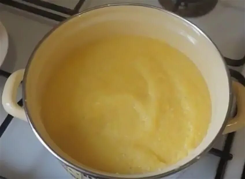 Жидкая овсяная каша на молоке. Манная каша с комками. Жидкая или густая каша. Каша с комочками. Рисовая каша на молоке в кастрюле.