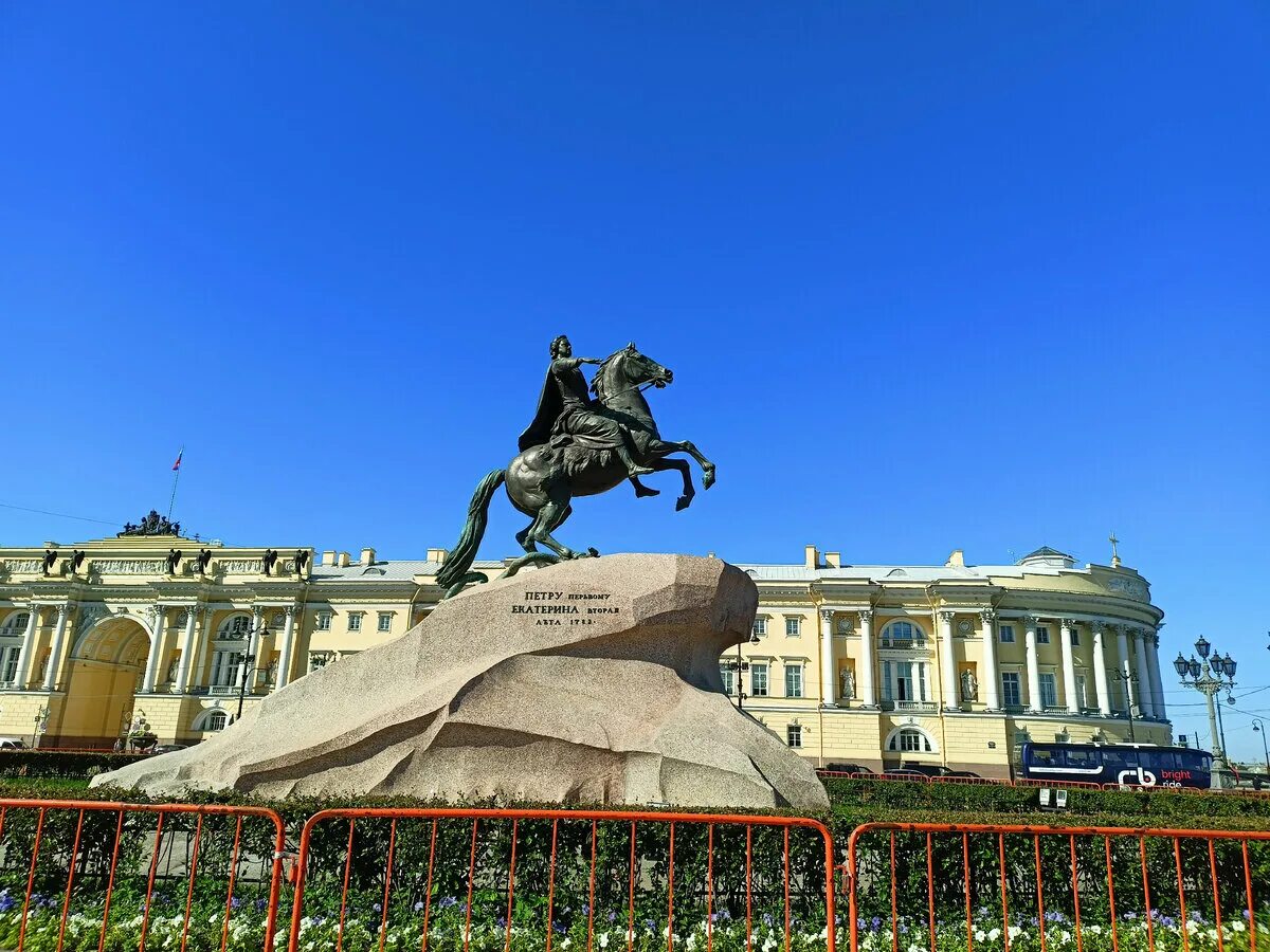Эмблема спб медный всадник. Санкт-петербург 18 век медный всадник. Статуя петру 1 в петербурге медный всадник. Медный всадник памятник. Достопримечательности санкт-петербурга медный всадник 3 класса.