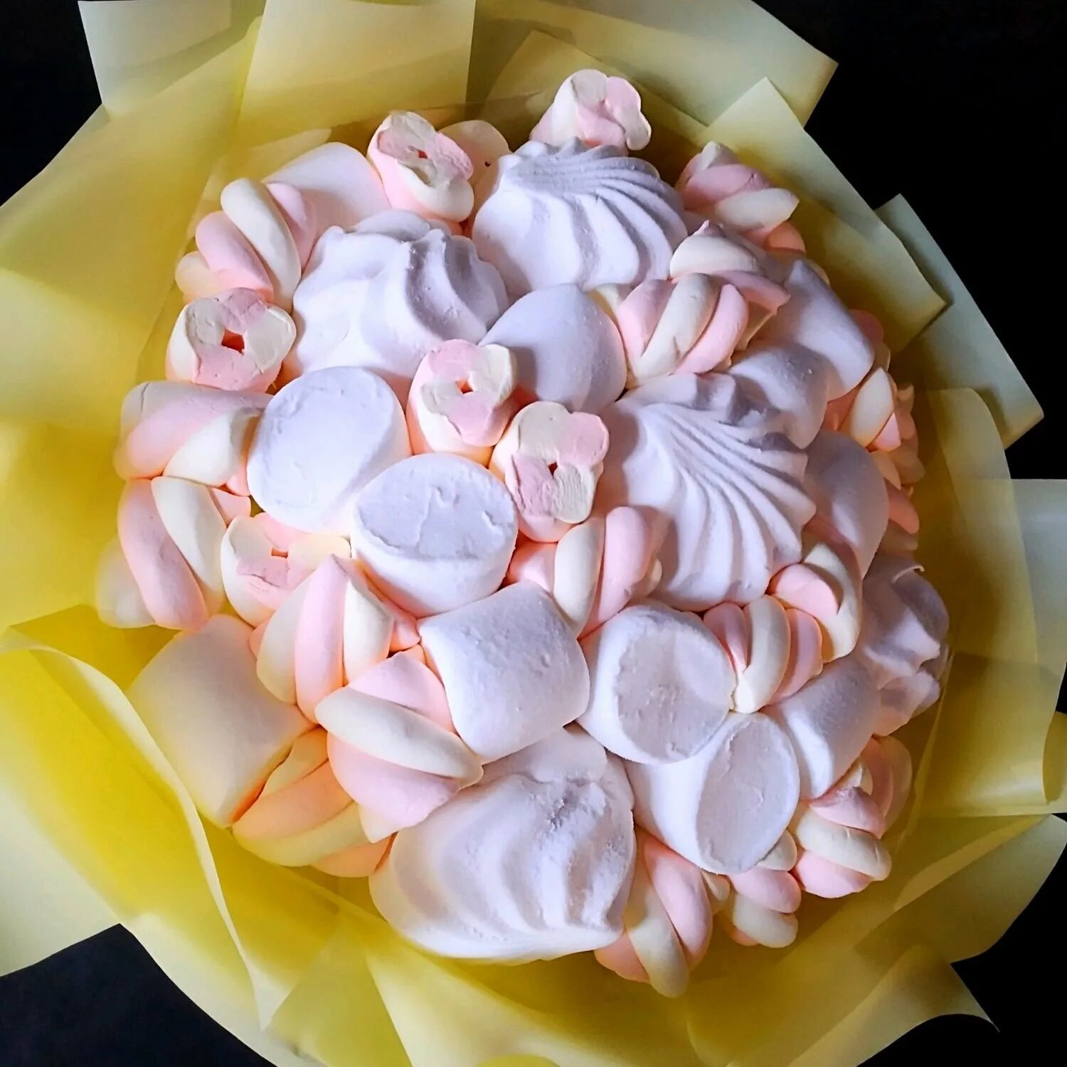 Цветочки из зефира. Сладкий букет из зефира. Мастер класс цветов из зефира. Цветы из зефира. Ранункулюс зефир.