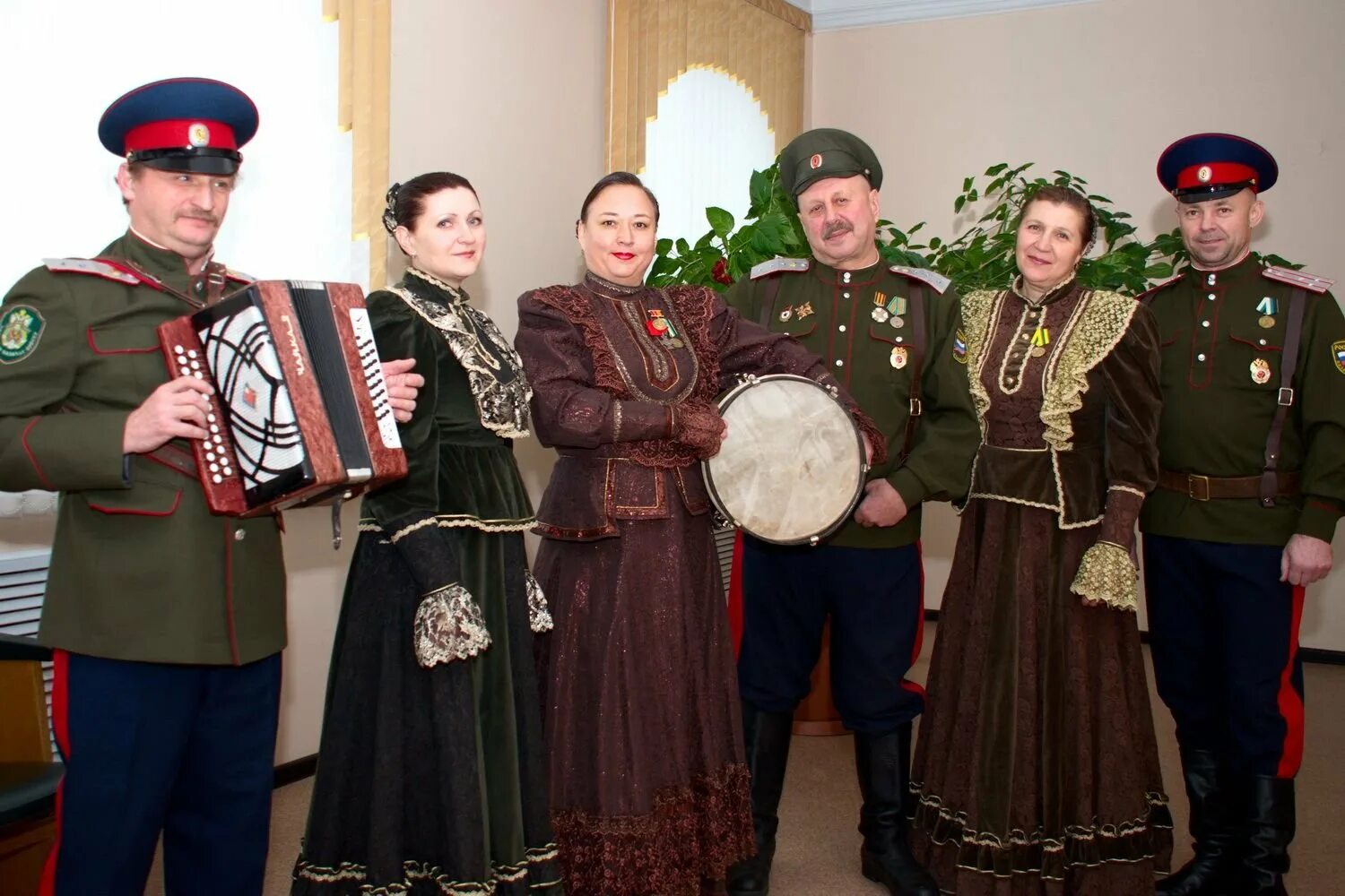 казачий ансамбль казачья воля. казачий костюм кубанских казаков. казачество костюмы. костюмы казаков. атаман кубанского казачьего войска 19 века.