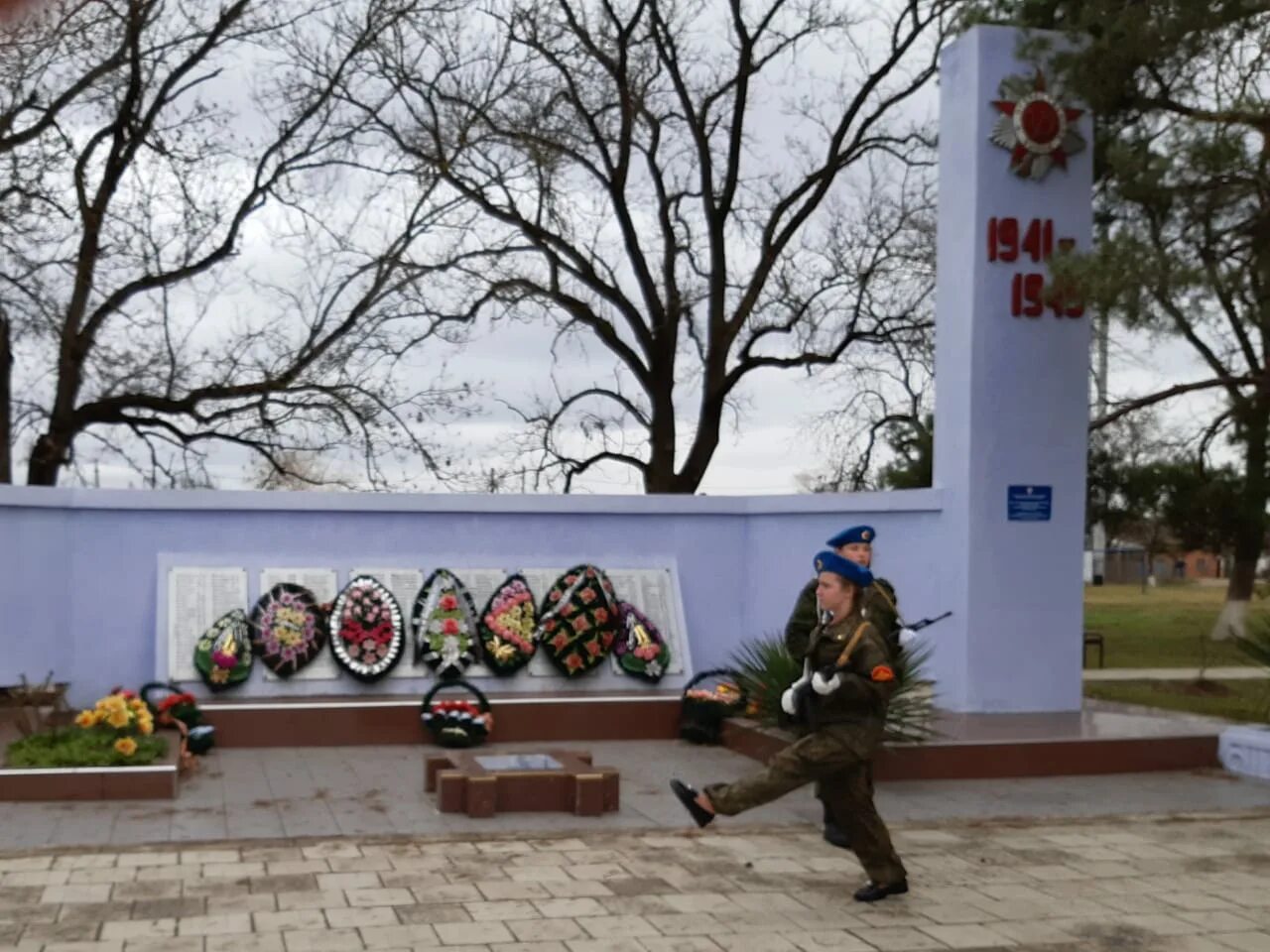 Станица бакинская краснодарский край. Станица Бакинская горячий ключ. Памятники станица Бакинская. Мемориал в станице Бакинской.