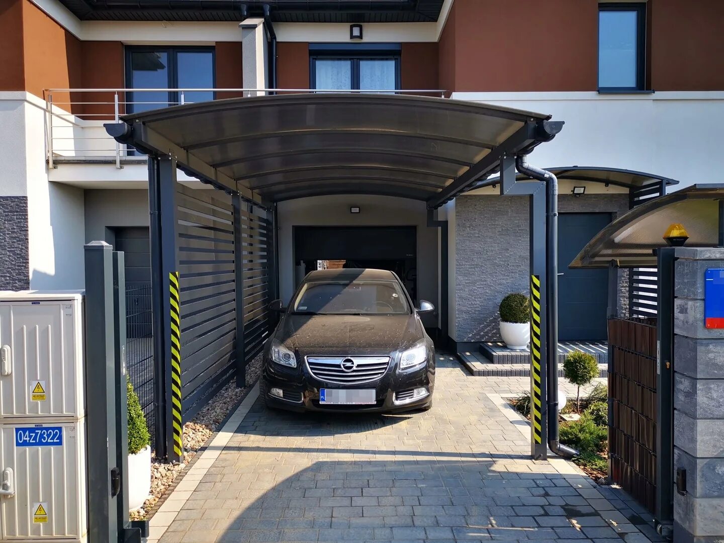 Навесы для автомобилей. Навес для автостоянки. Навесы carport. Навес перед домом для машины. Место перед гаражом.