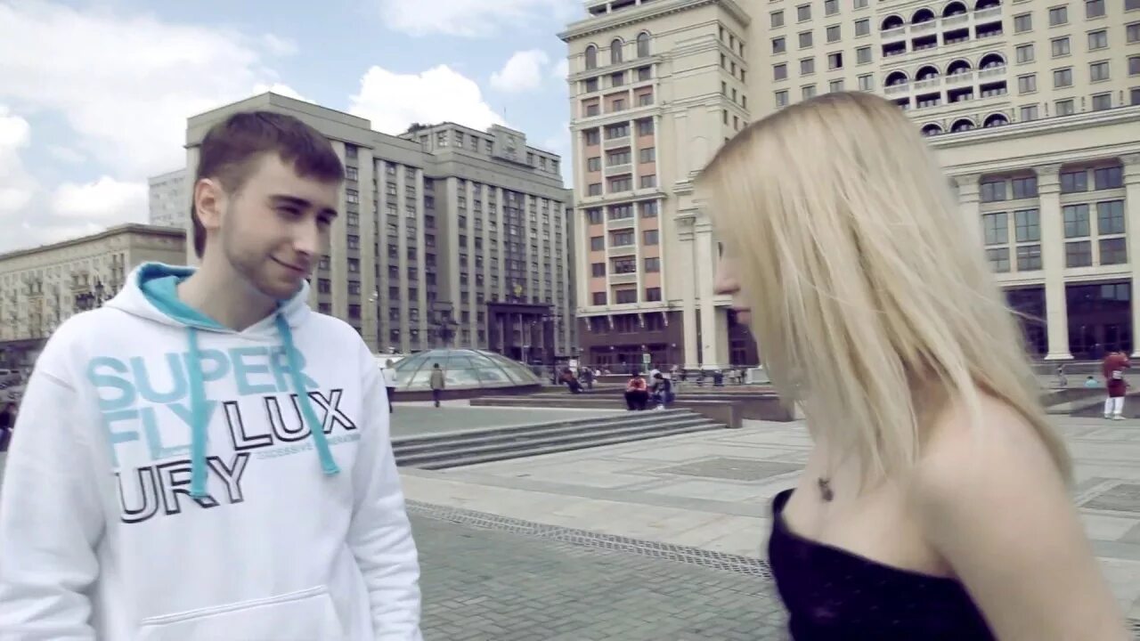 Парень и девушка поют. Фото рэперов с микрофоном. Парень круто читает рэп про любовь. Кендра реперша уралмаш. Рэп девушки.
