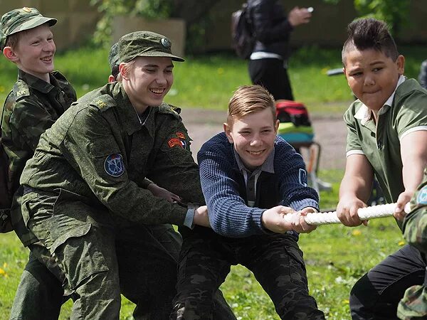 Военно патриотический лагерь зарница. Зарница игра. В военно патриотической игре группа школьников. В военно патриотической игре группа школьников. Патриотическое воспитание в детском саду фото.