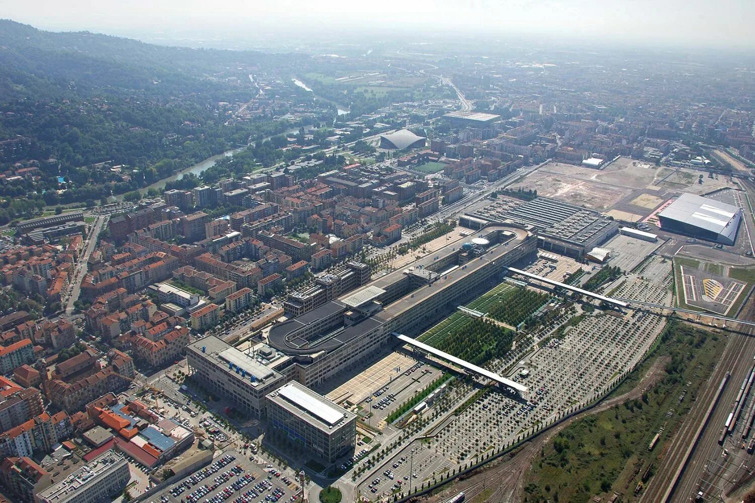 Завод Линготто в Турине. Fiat Lingotto в Турине. Линготто, Турин - Италия. Завод Fiat в Турине.