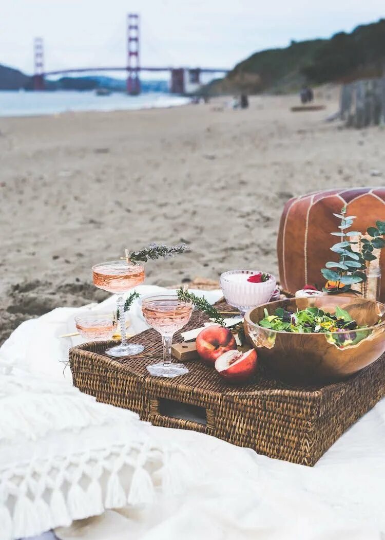 Эстетика Beach пикник. Ментон пляж пикник. Пикник на бкрегец Мояр. Пикник на берегу моря. Пикник снять