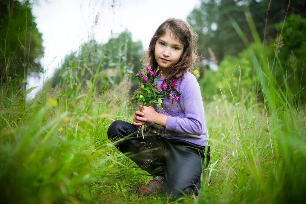Фотохостинги изображения. Девочка на Поляне. Фото 10 летней девочки. Нагота детки на природе. 10 Летний ребенок.