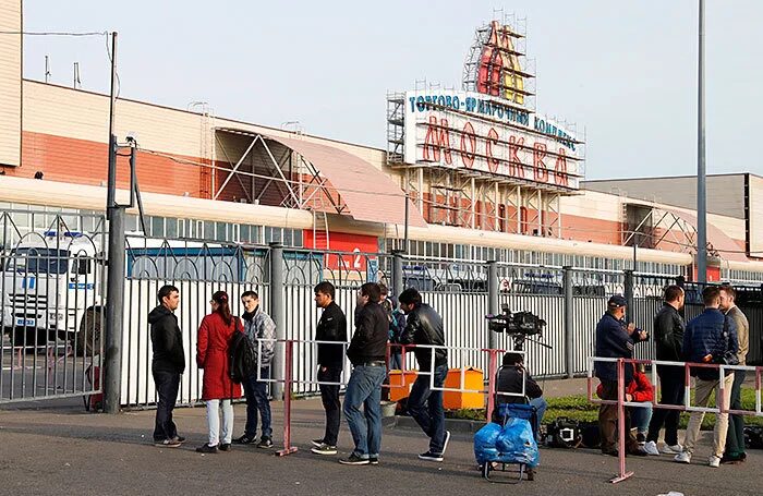 Люблино Москва. Люблино мигранты. Люблино рынок. Торговый центр Москва в Люблино.