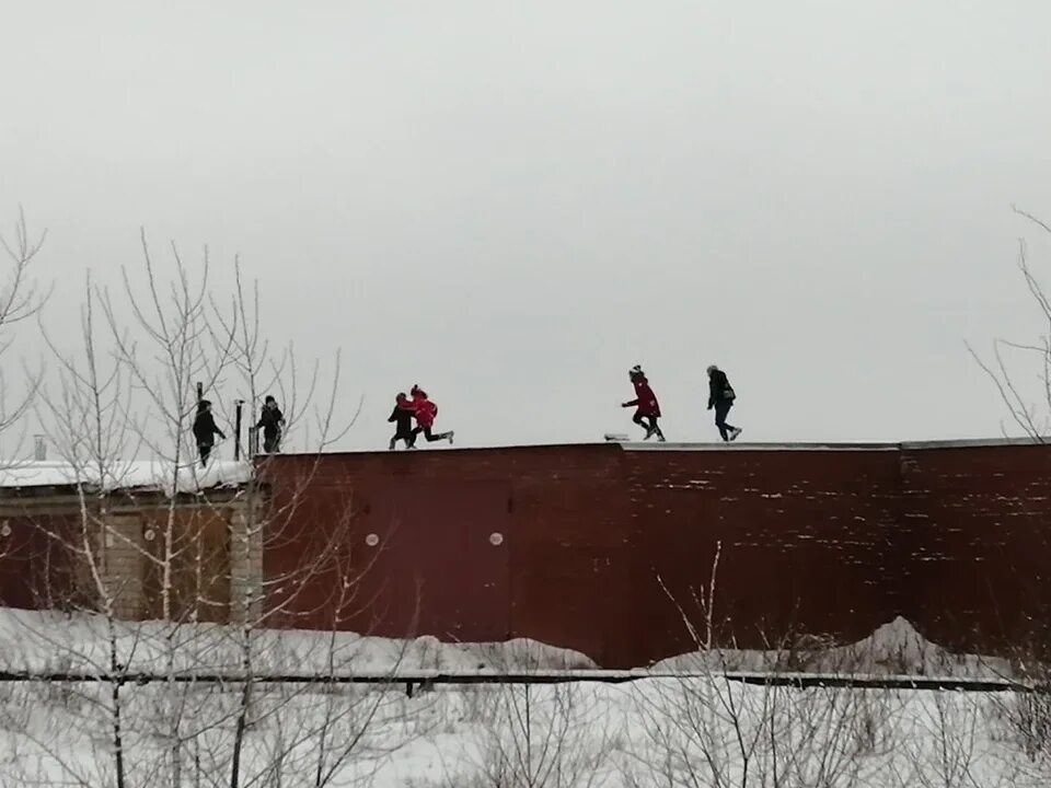 Прыгать по гаражам. Бег по гаражам. Бегают по гаражам. Дети бегают по гаражам.