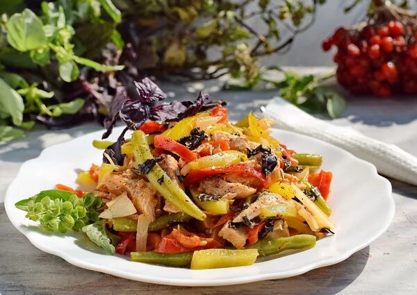 салат с курицей и помидорами. салат куриная грудка красный перец. теплый салат с курицей и болгарским перцем. салат с сладким перцем и курицей. салат с болгарским перцем и курицей.