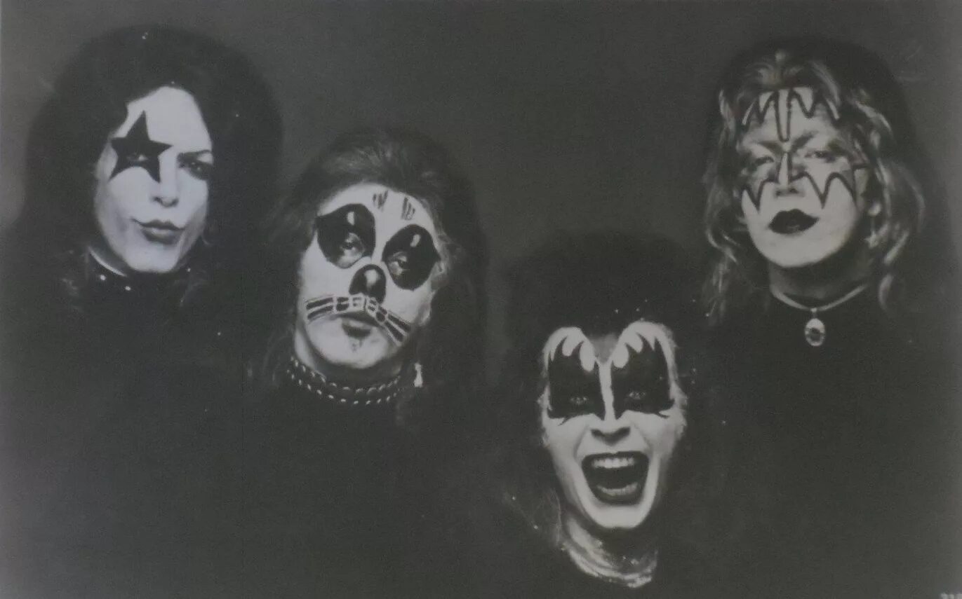 Группа kiss 2012. Hot band. Группа кисс. Kiss альбом animalize. Питер крисс 1973.