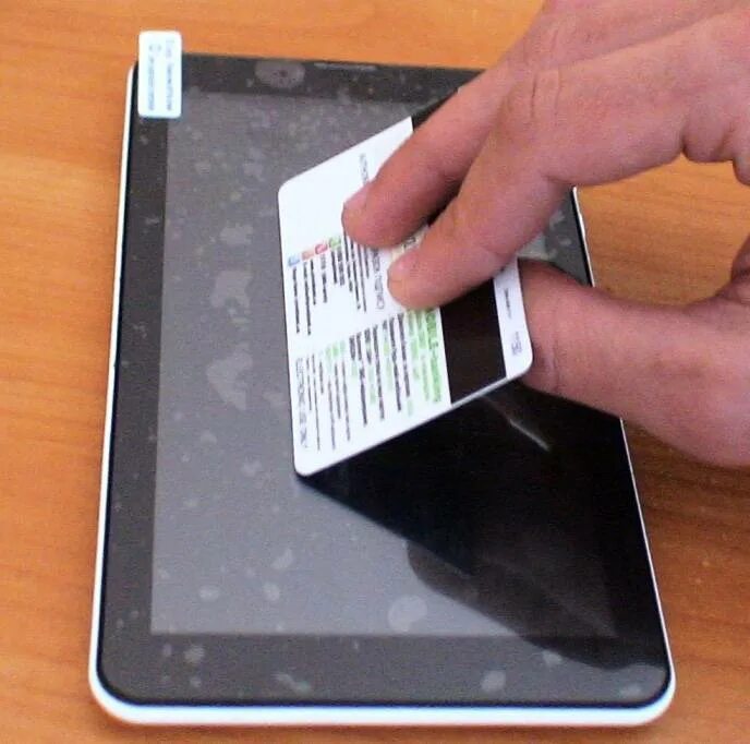 Как приклеить защитную пленку на смартфон. Наклеиваем защитную пленку на экран смартфона. наклеить пленку на планшет. защитная пленка (наклеена на экран). наклеить защитное стекло на планшет.