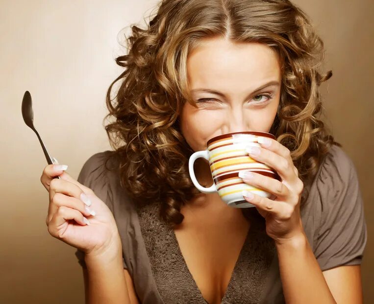 Женщина пьет кофе фото COFFEE TIME, fishman hat, white shirt Buongiorno, Caffè