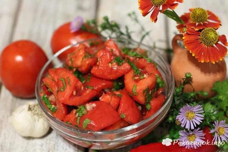 Салат из помидоров с чесноком. Салат с помидорами и чесноком. Салат томаты с чесноком. Салат из спелых томатов. Салат без помидоров рецепт простой