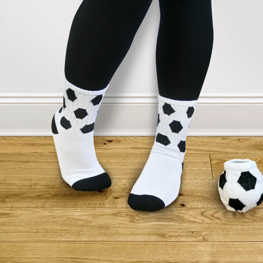 Носки с мячом. Дизайнерские носки с мячом. Носки 2 мяча. Мяч в носке.