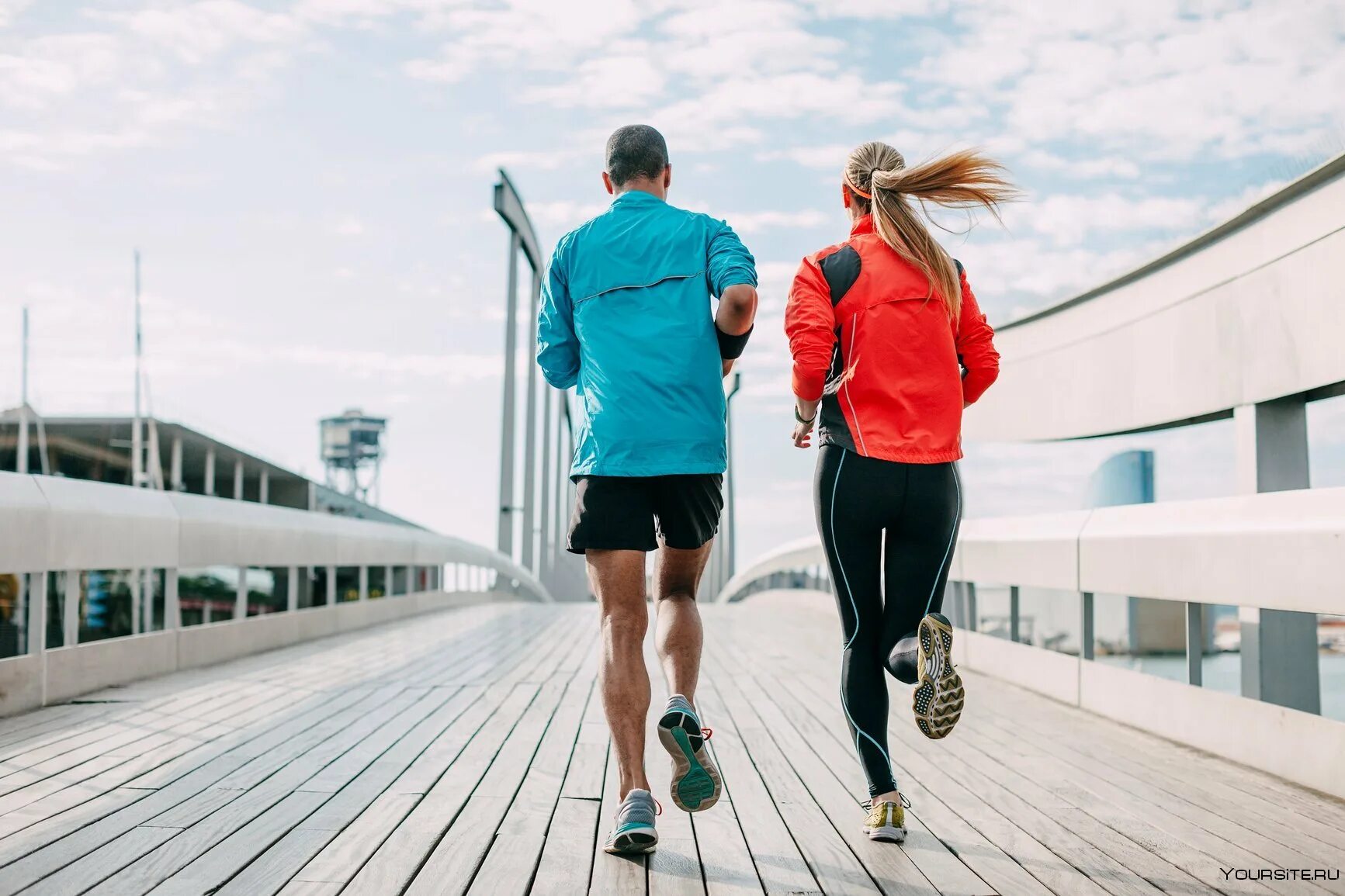 Run wife run. Спортивная пара на пробежке. Парень и девушка на пробежке. Заниматься спортом. Занимайтесь спортом.