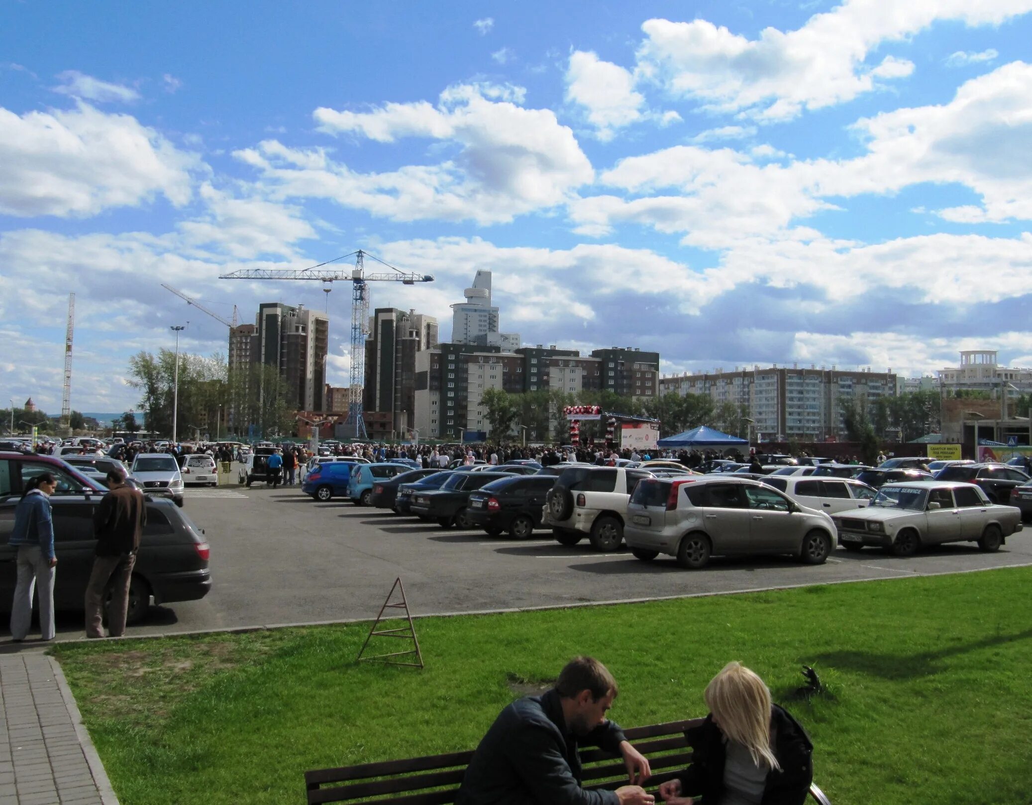 Арбан красноярск на маерчака. Автостоянки в красноярске с навесом. Многоуровневая парковка красноярск мвдц сибирь. Автостоянки красноярск. Автостоянки красноярск.