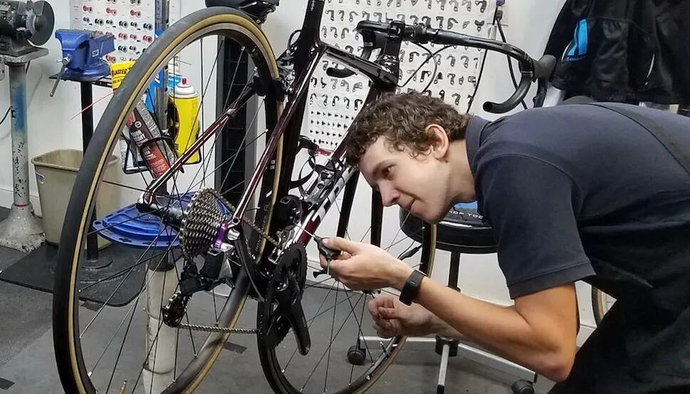 Велосипед механика. Bicycle Repair. Осматривает велосипед. Bicycle Repair service. The bike being repaired