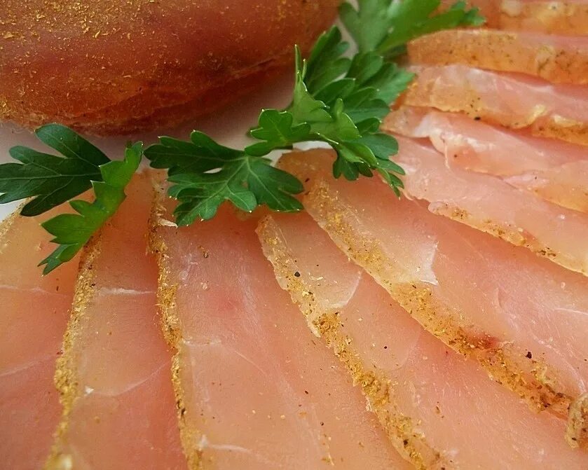 Колбаса из грудки. Бастурма куриная. Бастурма из куриной грудки. Бастурма из курицы. Бастурма из куриного филе.