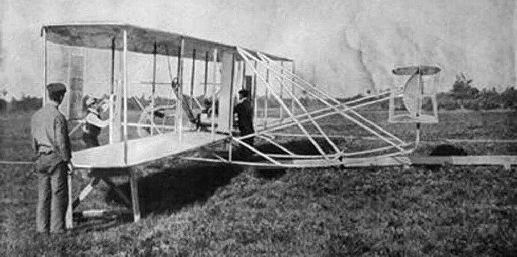 Первый самолет видео. Первый полет братьев Райт 1903. Самолет братьев Райт. Братья Райт первый самолет. Полет братьев Райт 17 декабря 1903.