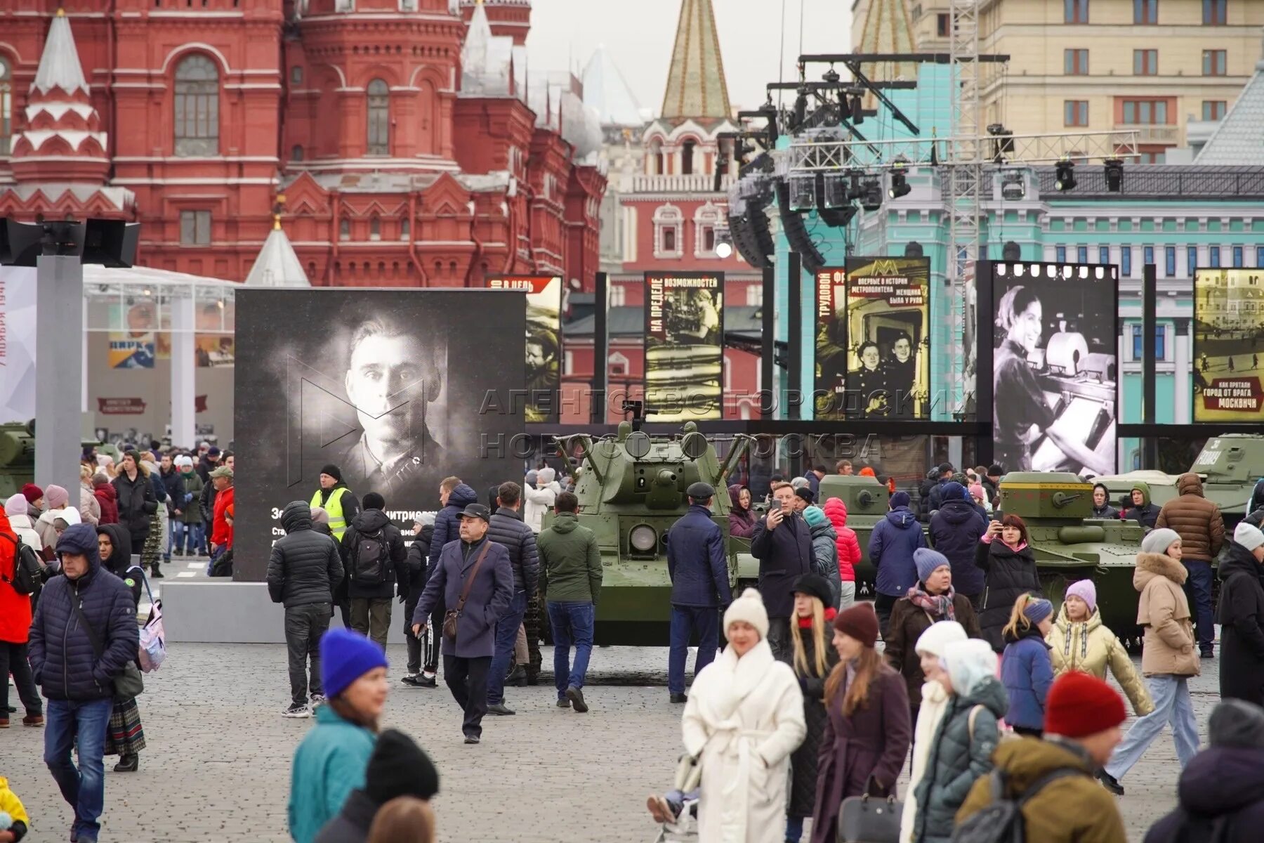Сегодня на красной площади мероприятия в москве. Парад на красной площади 7 ноября 2022. Инсталляция на красной площади. Интерактив на красной площади. Экспозиция на красной площади.