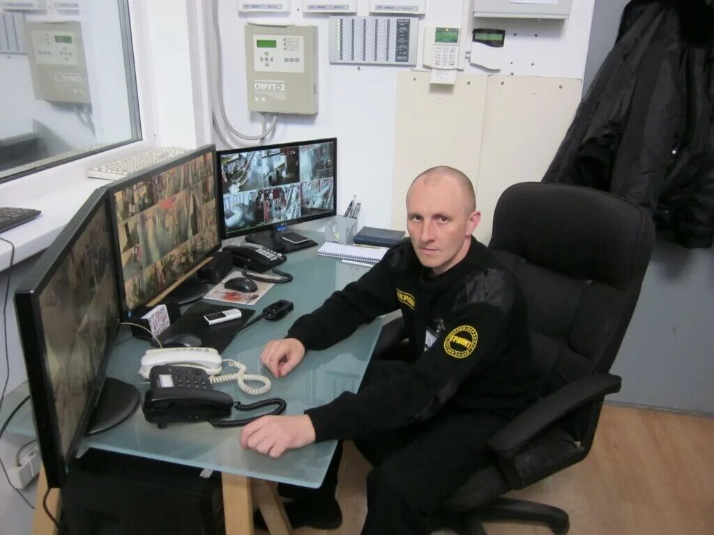 сторож московская область. сотрудник охраны. служба безопасности чоп. сторож охранник. контролер кпп (охранник).