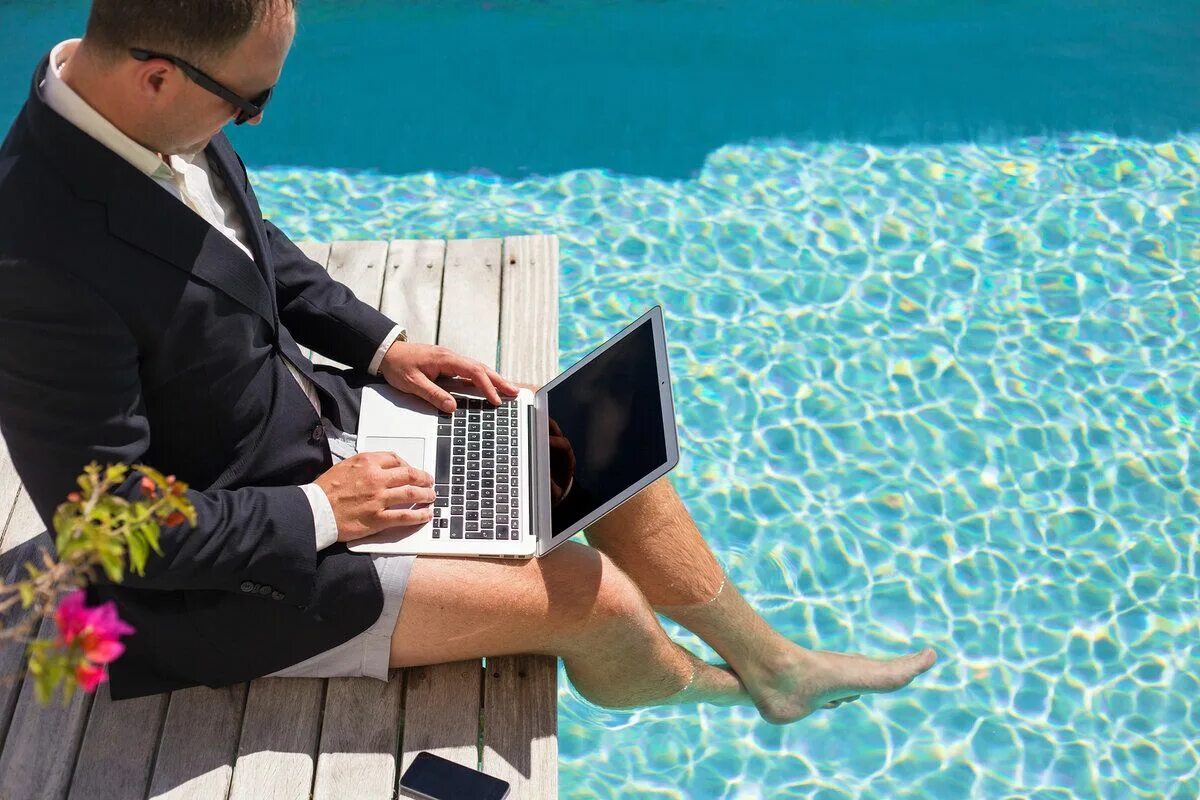 Бизнесмен на отдыхе. Человек с ноутбуком на море. Бизнесмен на море. Ноутбук в бассейне.