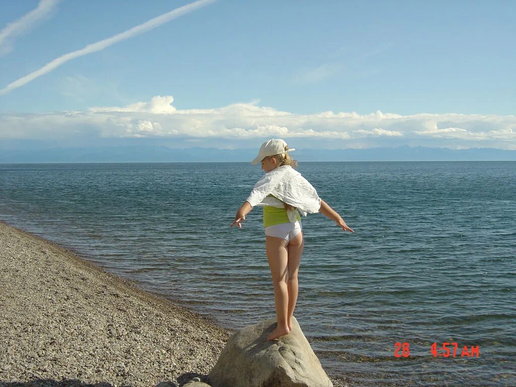 Девочка на Байкале. Взрослые женщины с Байкала. Фото девушек на берегу Байкала. Каникулы иркутская область