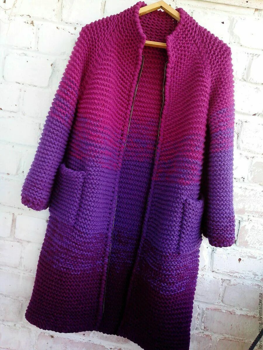 Двухцветный кардиган спицами. Жакет двухцветный. Двухцветный вязаный кардиган. Кардиган разноцветный вязаный. Длинный двухцветный кардиган женский.