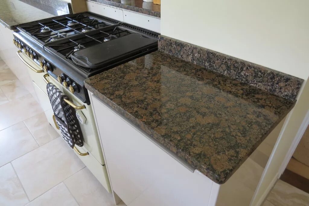 Столешница из дымовского гранита. Гранитная плита столешница. Кухонные столешницы из гранита. Изготовление гранитных столешниц. Столешница из гранита дымовский.