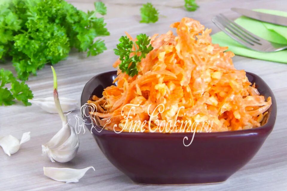 Морковка яйцо чеснок. Салат с морковкой и чесноком. салат из моркови с сыром. салат из моркови с чесноком. салат морковь с сыром.