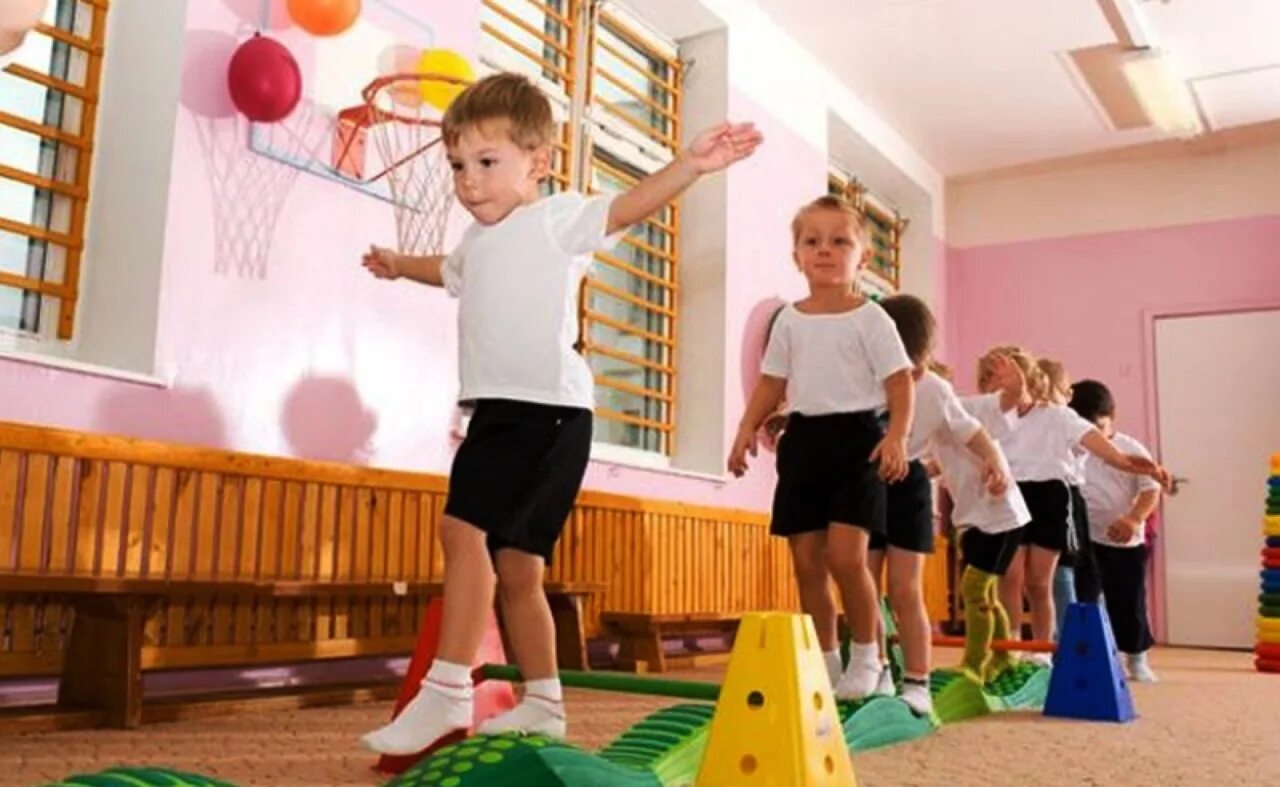 Спортивные занятия в детском саду. Физкультура в садике. Физкультурные занятия в детском саду. Физическое воспитание дошкольников. Физическое развитие в 3 года