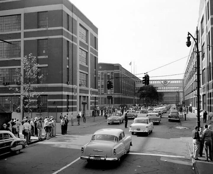 Плант улица. Детройт 1957. General Motors Детройт 1980. Детройт 1950. Cadillac Detroit.