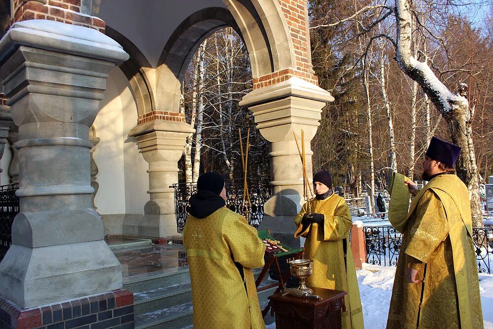 Новомакарьевское кладбище Киров. Аллея славы новомакарьевское кладбище Киров. Освящение часовни. Федяковское кладбище киров