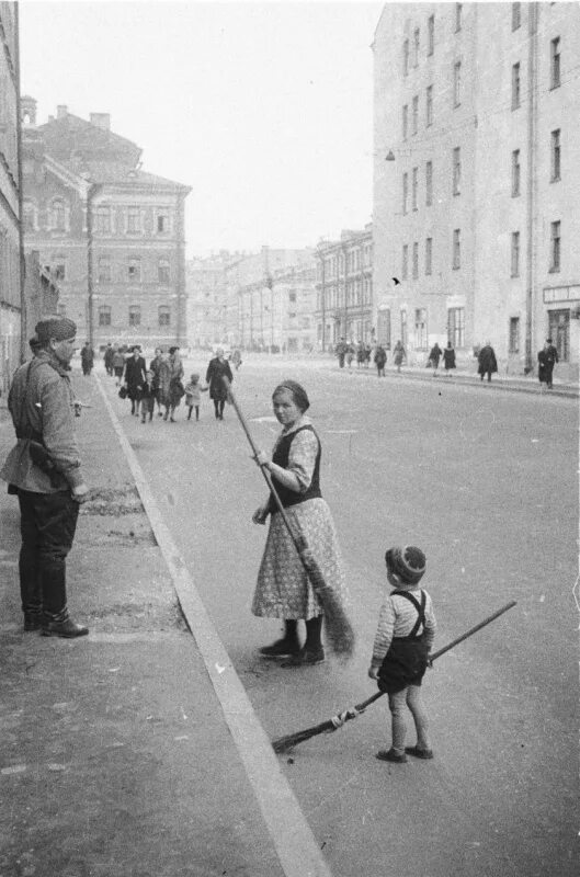 Повседневность в советском тылу. Дети блокадного Ленинграда. Дети блокадного Ленинграда фото. Ребенок подметает в блокаду Ленинграда. Дети в довоенном Ленинграде.