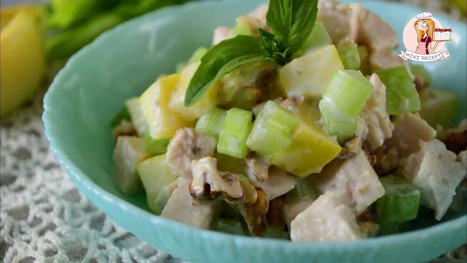 Салат с сельдереем и куриной грудкой и яблоками. Салат из сельдерея и куриной грудки с ананасом. Салат с сельдереем и куриной грудкой. Салат с сельдереем и яблоком и курицей. Салат с грудкой и яблоком