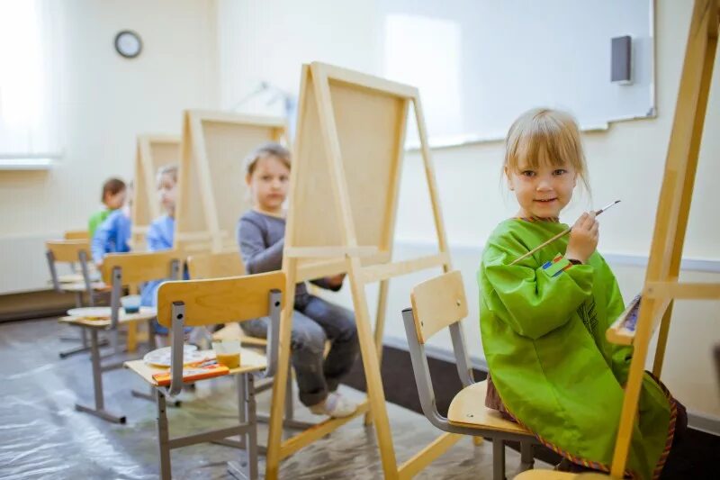 Художественная студия для детей. Занятия в изостудии для детей. Дети в художественной школе. Кружок рисования для детей.