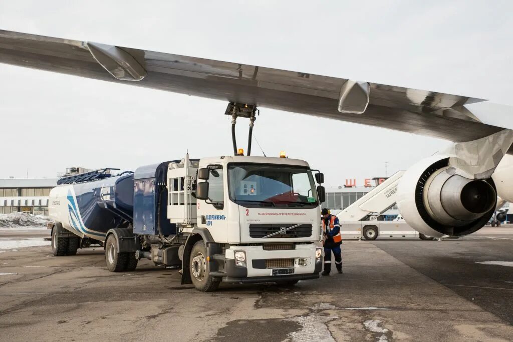 Топливозаправщик газпромнефть аэро. Заправка самолета. Авиа топливо. Топливозаправщик аэродромный тза-22. Самолет заправщик.