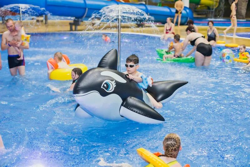 с новорожденным в аквапарке. детский бассейн в аквапарке. аквапарк дети с какого возраста. дети в аквапарке. аквапарк.