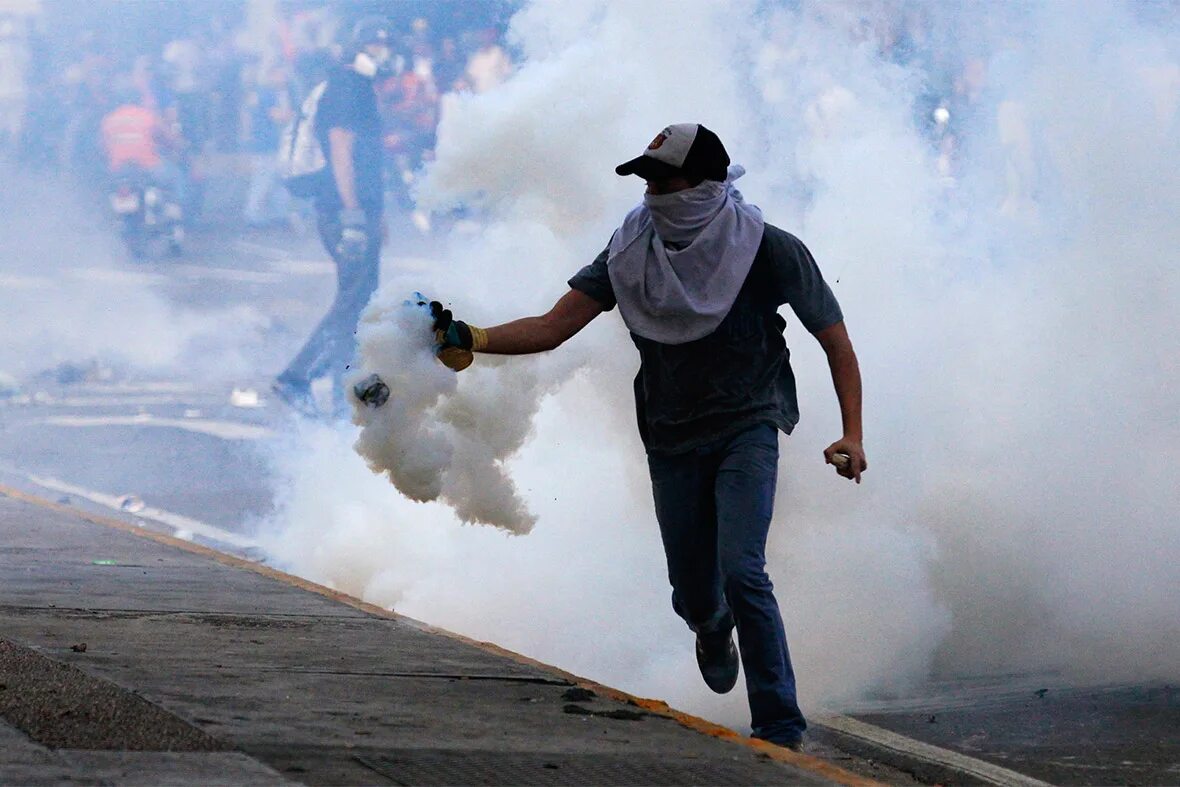 Газы раздражающего действия. Раздражающие газы. tear gas canisters. лакриматоры. teargas.